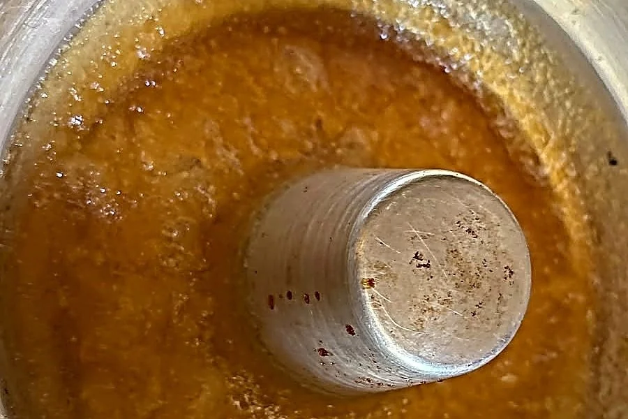 Uigennemsigtig og granuleret karamelsirup i en metalform